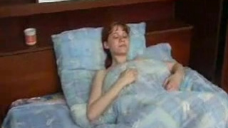 Русский секс со спящей девушкой в спальне
