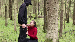 Ростовский парень ебет молодую девчонку в лесу у дерева