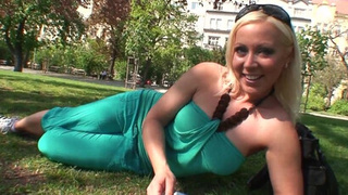 Невинную чешскую девушку в парке соблазняют на трах