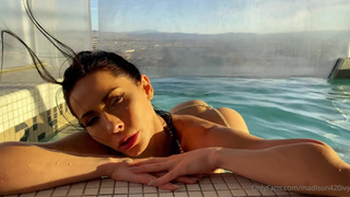 Порно модель со стажем Madison Ivy красиво дрочит в бассейне