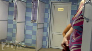 Голые дамы моются под душем в СПА салоне