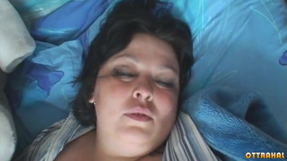 Обнаженная спящая мамочка с огромными дойками и волосатой писей