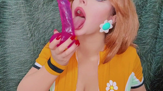 Bishoujo Mom дразнит бывшего, облизывая секс-игрушку на камеру