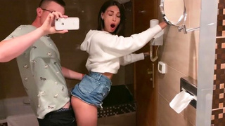 Парень снял секс с девушкой в туалете, чтобы похвастаться перед друзьями