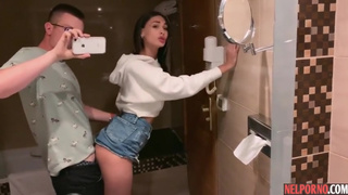 Парень снял секс с девушкой в туалете, чтобы похвастаться перед друзьями