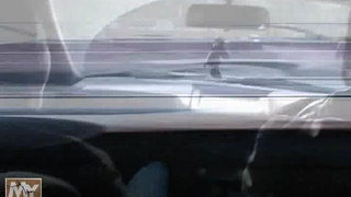 Парень трахает девушку на капоте своей машины и кончает на рот