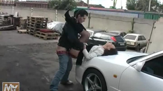 Парень трахает девушку на капоте своей машины и кончает на рот
