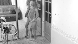 Скрытая камера сняла как голая девушка меряет одежду