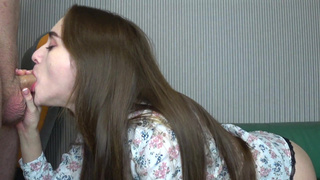Худенькая русская студентка взяла в горло член во время минета