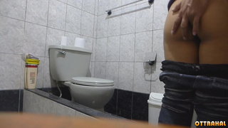 В туалете мужчина долбит в жопку до кончи любовницу из Армении
