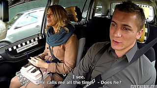 Таксист трахнул симпатичную русскую пассажирку на заднем сиденье своего авто