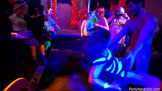 Гламурная блондинка на вечеринке трахается на сцене со стриптизером