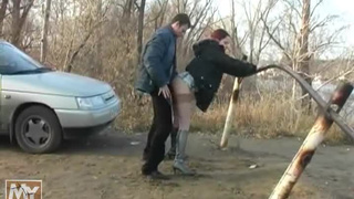 Секс у машины русского парня с деревенской давалкой