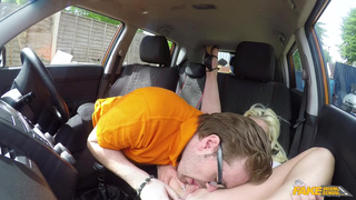Похотливая блондинка ебется с попутчиком в авто