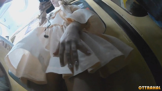 Девка в вагоне метро спалила под юбкой трусики спереди и сзади