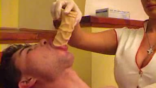 Медсестра делает массаж простаты мужчине и кормит его спермой