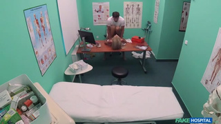 Ебет пациентку в своем кабинете во время осмотра