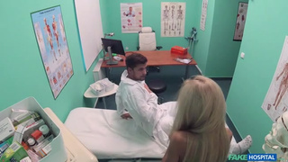 Ебет пациентку в своем кабинете во время осмотра