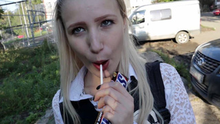 Молоденькая русская белокурая сучка любит не только сладости, но и секс с взрослыми мужиками