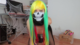 Жопастая девушка на хэллоуин устроила анальный фистинг перед камерой