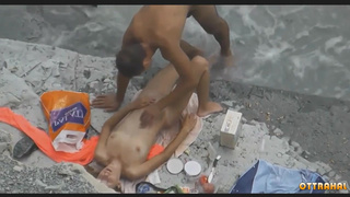 Страстный секс нудистов на пляже снимают скрытой камерой