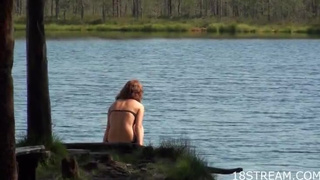 Девушка в сексуальном купальнике раздевается на камеру