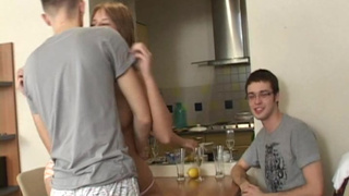 Похотливые студенты сняли домашний секс на кухне