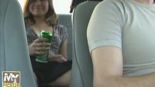 Пьяная девушка мастурбирует в машине на заднем сиденье