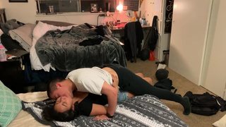 Худенькая азиатка в спальне раздвигает ноги для секса со своим братом