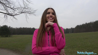 Молодая красотка прошла чешский секс кастинг в лесу от первого лица