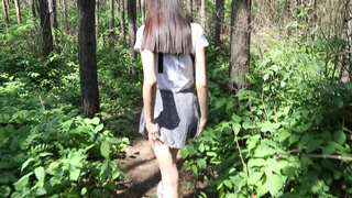 Бесстыжая русская студентка делает минет в лесу с поеданием спермы