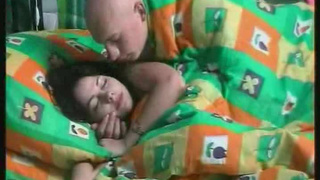 Елена Беркова и Рома из Дома 2 развлекаются под одеялом