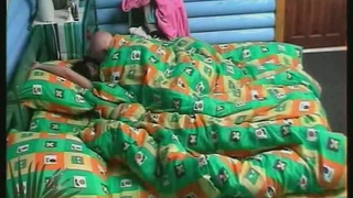 Елена Беркова и Рома из Дома 2 развлекаются под одеялом